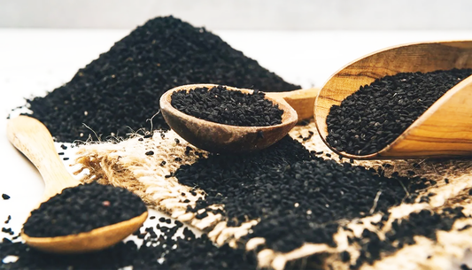 Un trésor végétal aux multiples noms, bienfaits et formes thérapeutiques fascinantes : la nigelle, un incontournable depuis des millénaires.